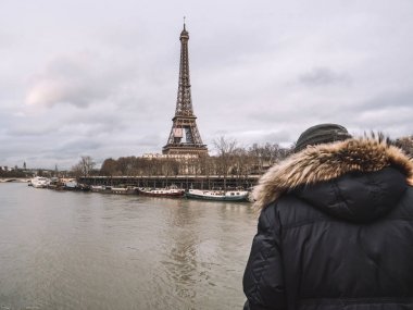 Sel şişmiş Seine Nehri izleyen Paris Fransız adamım