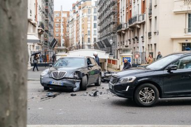 Lüks sedan Lancia Th arasında kaza Paris sokağı: