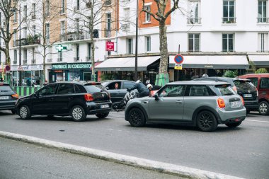 Lüks sedan Lancia Th arasında kaza Paris sokağı: