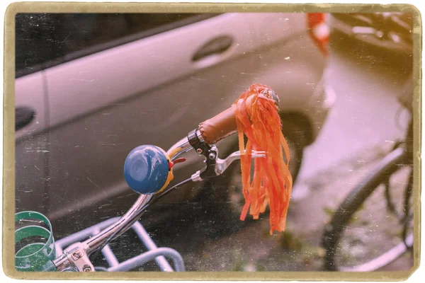 Рулевое управление велосипедом с винтажным синим рогом — стоковое фото