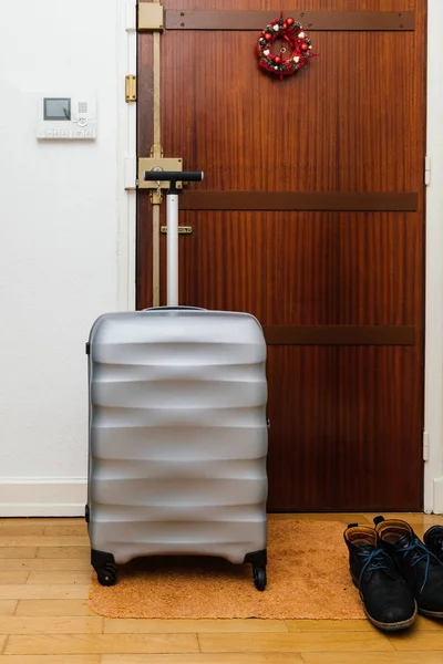 Maleta de viaje maletín equipaje delante de la puerta de madera — Foto de Stock