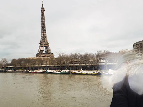 Parisiska fransk man titta på floden översvämningar svullna Seine — Stockfoto