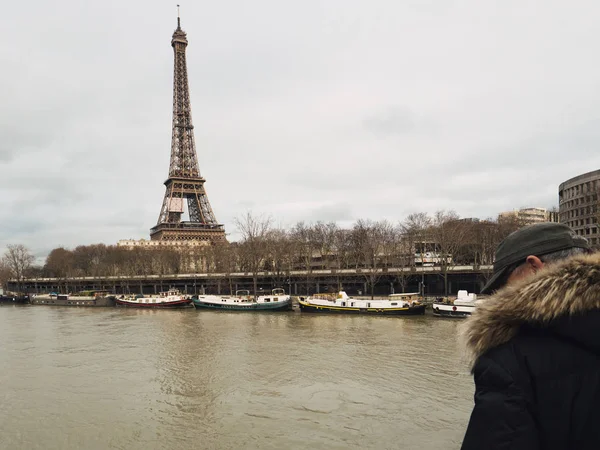 Sel şişmiş Seine Nehri izleyen Paris Fransız adamım — Stok fotoğraf