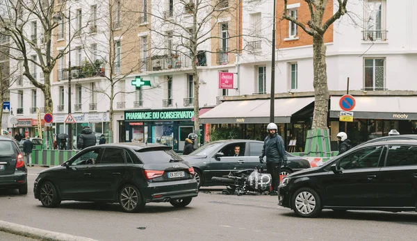 Wypadek samochodowy na paryskiej ulicy między luksusową limuzyną Lancia Th — Zdjęcie stockowe