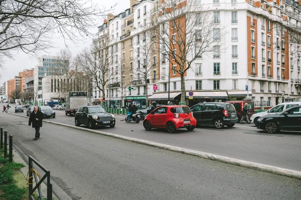 Wypadek samochodowy na paryskiej ulicy między luksusową limuzyną Lancia Th — Zdjęcie stockowe