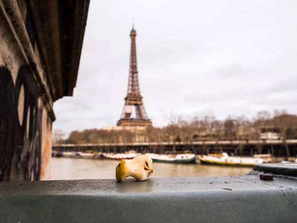 Bitten apple core kvar på Paris bridge — Stockfoto