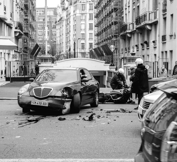 Accident de voiture sur la rue PAris entre la limousine de luxe Lancia Th — Photo