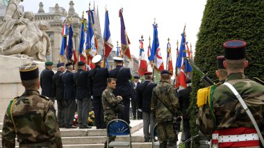 Bayrakları ile de la Republique Place, Gaziler 