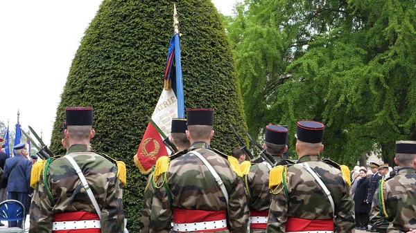 Franska militära män i uniformer som innehar Frenc flagga vid vapenstilleståndet — Stockfoto