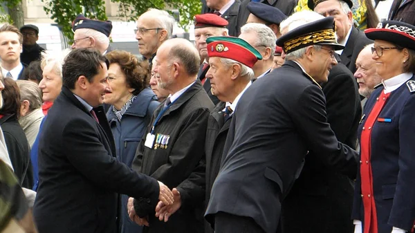 握手 Fra で休戦記念パレードの関係者 — ストック写真