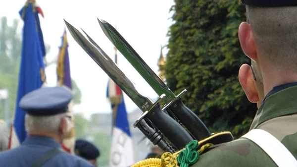 Soldaat bedrijf pistool op parade in Frankrijk — Stockfoto