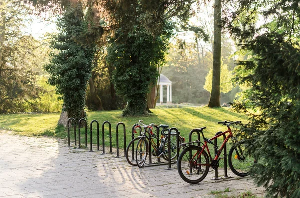 Aparcamiento para bicicletas en el parque francés de Orangerie en Estrasburgo — Foto de Stock