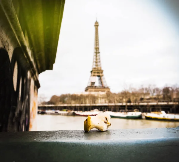 Bitten apple core kvar på Paris bridge — Stockfoto