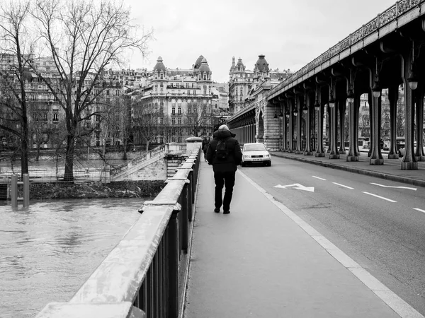 Visão traseira do homem sênior andando na Pont de Bir-Hakeim — Fotografia de Stock