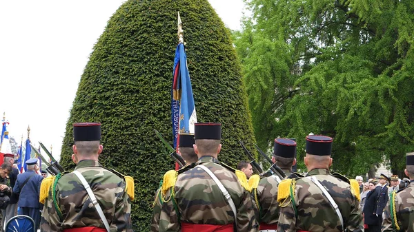 Militares franceses de uniforme com bandeira francesa no armistício — Fotografia de Stock