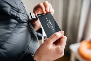 Yeni kıyafetler fiyat etiketi Max mara ceket aşağı bakarak kadın satın 
