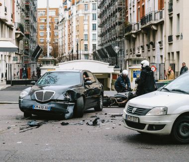  Lüks sedan Lancia Th arasında kaza Paris sokağı: