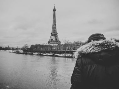 Sel şişmiş Seine Nehri izleyen Paris Fransız adamım 