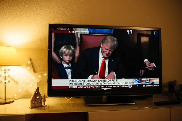 Президент Трамп вступил в должность в прямом эфире — стоковое фото
