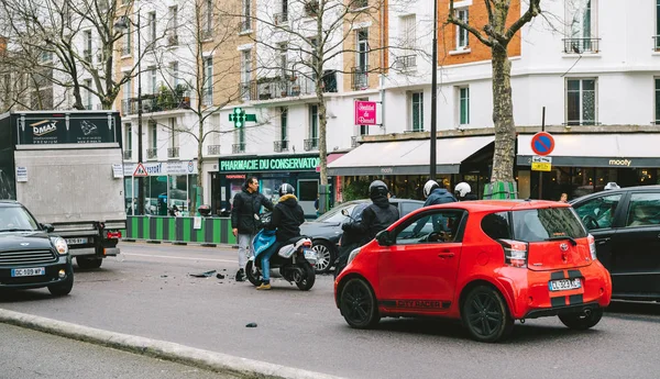 럭셔리 리무진 Lancia 일 사이 파리 거리에 자동차 사고 — 스톡 사진
