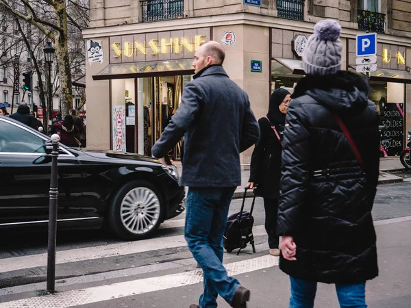 Cruzando calle francesa masculina y femenina frente a Mercedes-Ben — Foto de Stock