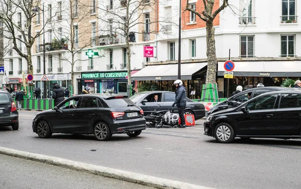 Autounfall auf Pariser Straße zwischen Luxuslimousine und Lancia — Stockfoto