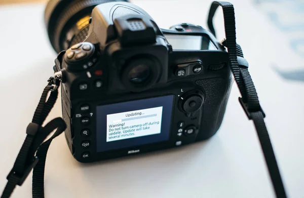 Firmware di aggiornamento della fotocamera DSLR professionale Nikon — Foto Stock
