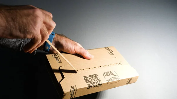 Caixa de papelão homem unboxing da Amazon Prime parcela — Fotografia de Stock