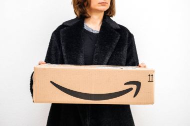 Amazon Prime koli karton kutu tutan gülümseyen kadın