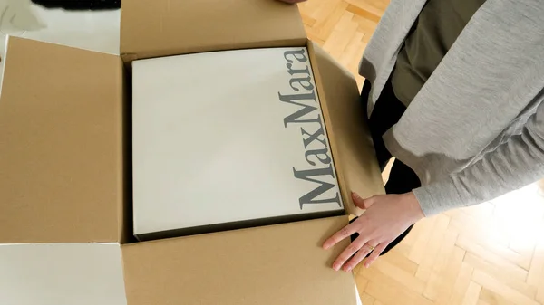 Kobieta unboxing nowe luksusowe pole otwarcie płaszcz Max Mara — Zdjęcie stockowe