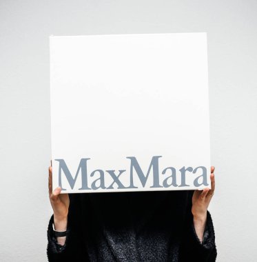 Max Mara lüks tekne ceketler tutan kadın 