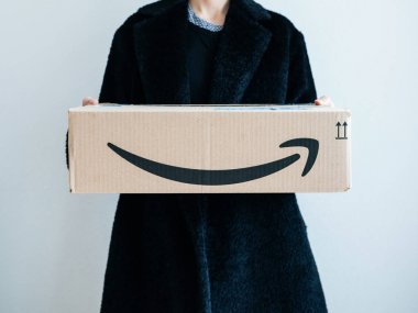 Amazon Prime tutan gülümseyen zarif fashionista kadın