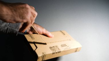 unboxing kitap, elektronik gadget, Hediyelik gri backgrou karşı