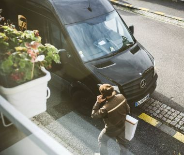 UPS van yukarıdan posta işçi Manzaralı