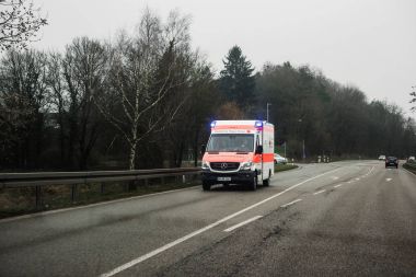 Bir yağmurlu günde Deutsches Rotes Kreuz ambulans 