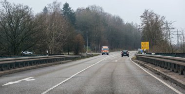 Bir yağmurlu günde Deutsches Rotes Kreuz ambulans 