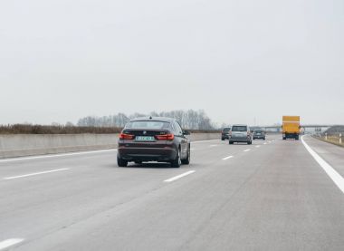 BMW 535i Gt lüks araba Otoban otoyolda sürüş 