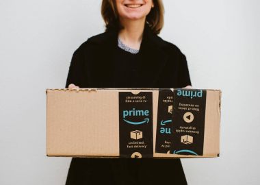 Amazon Prime koli karton kutu tutan gülümseyen kadın
