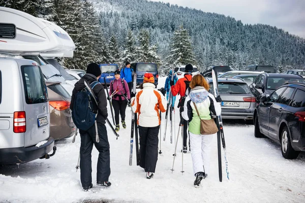冬天与雪与 skiin 小组的朋友的后面看法 — 图库照片