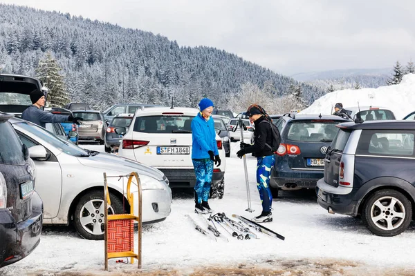 Journée d'hiver avec neige avec des gens qui mettent du matériel de ski — Photo
