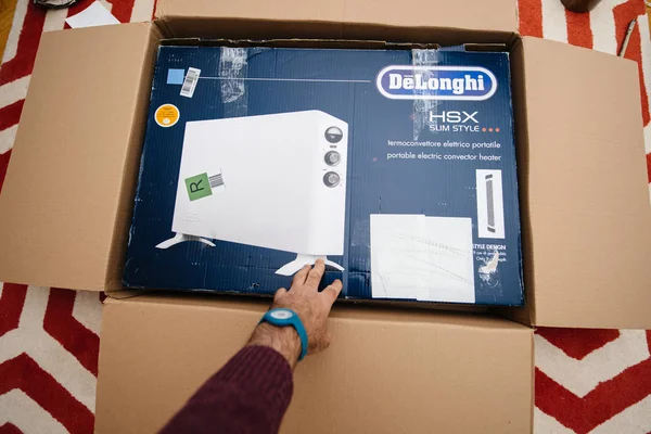 意大利 Delonghi 空气对流加热器从亚马逊购买 Wareh — 图库照片