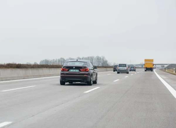 Вождение BMW 535i GT роскошный автомобиль на автобане шоссе — стоковое фото