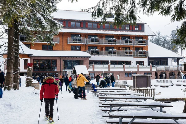 Téli napon a hó emberek gyaloglás felé tó: Mummelsee — Stock Fotó