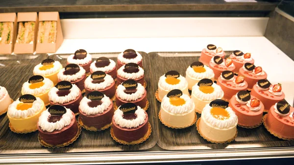 Vegan without gluten cookies sweets in French cafe — Stock Photo, Image