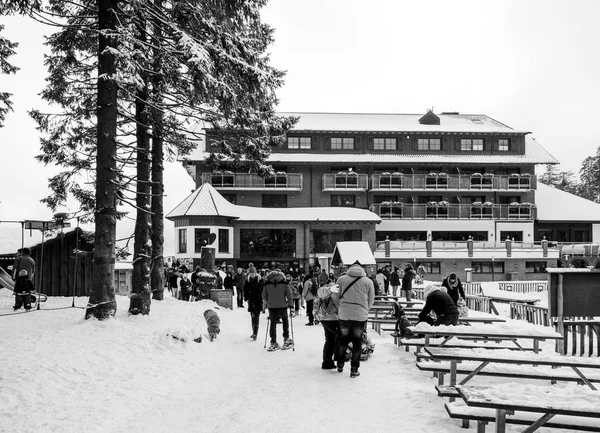 Journée d'hiver avec neige avec des gens marchant vers le lac Mummelsee — Photo