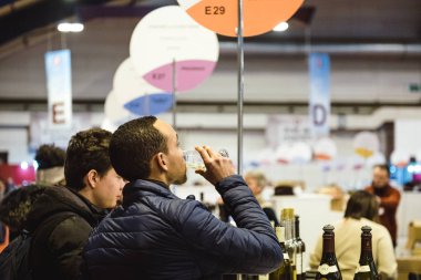  Tatma ve Vignerons indep adlı Fransız şarap satın müşteriler