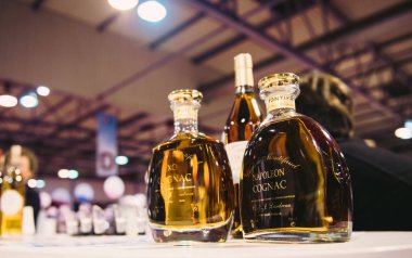  Tatma ve Vignerons indep adlı Fransız şarap satın müşteriler