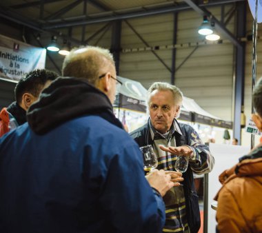  Tatma ve Vignerons indep adlı Fransız şarap satın müşteriler