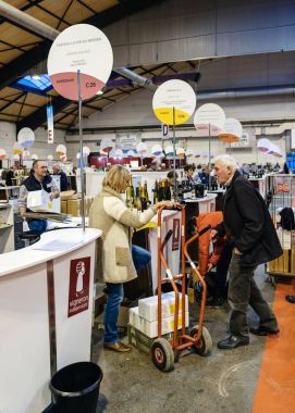  Tatma ve Vignerons indep adlı Fransız şarap satın müşteriler