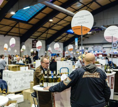  Tatma ve Vignerons indep adlı Fransız şarap satın müşteriler